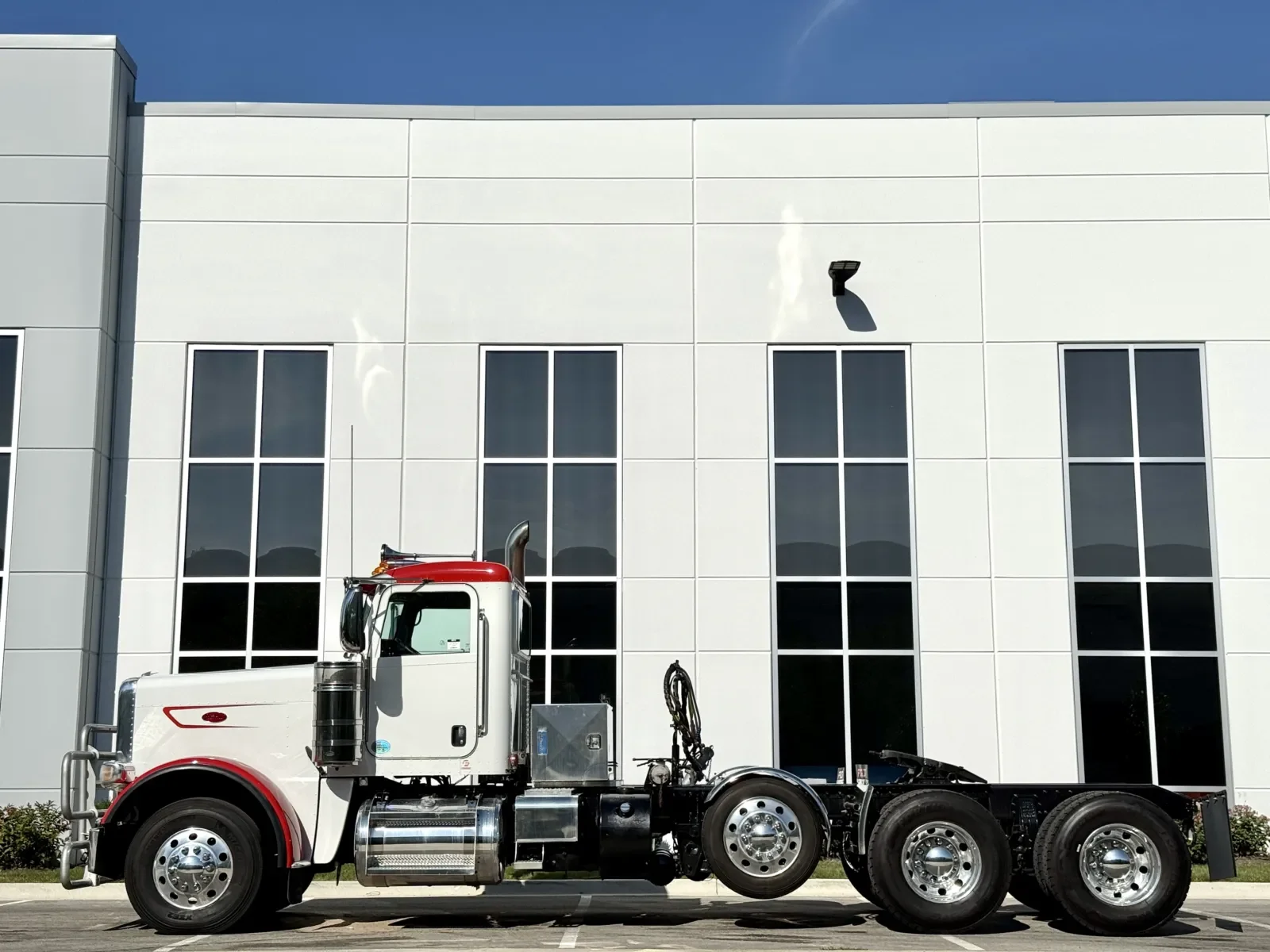 2023 Peterbilt 389 in New Lenox, IL — photo 4