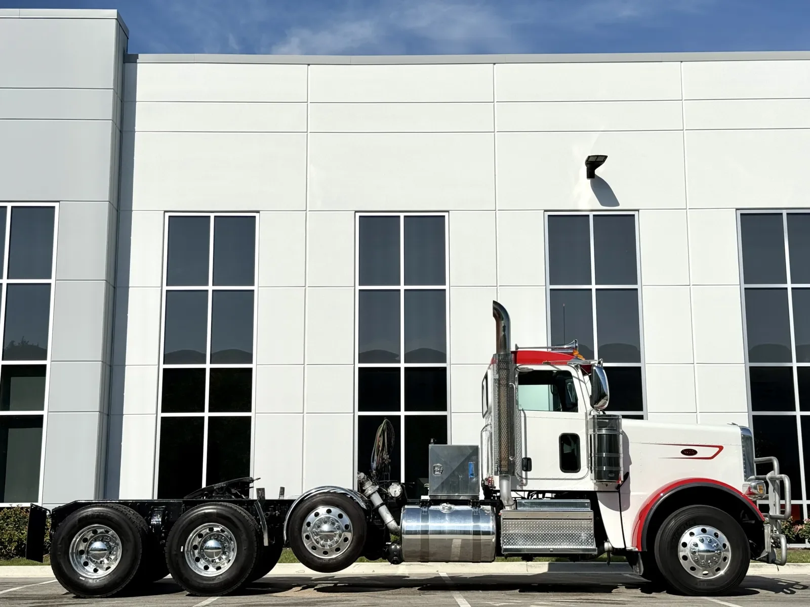 2023 Peterbilt 389 in New Lenox, IL — photo 3