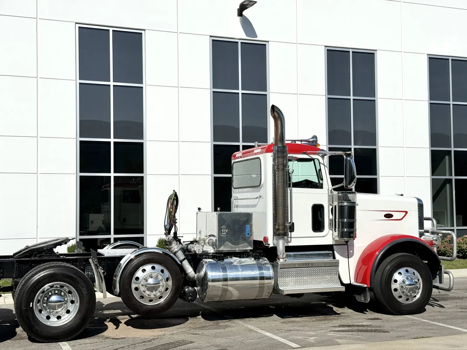 2023 Peterbilt 389 in New Lenox, IL — photo 7