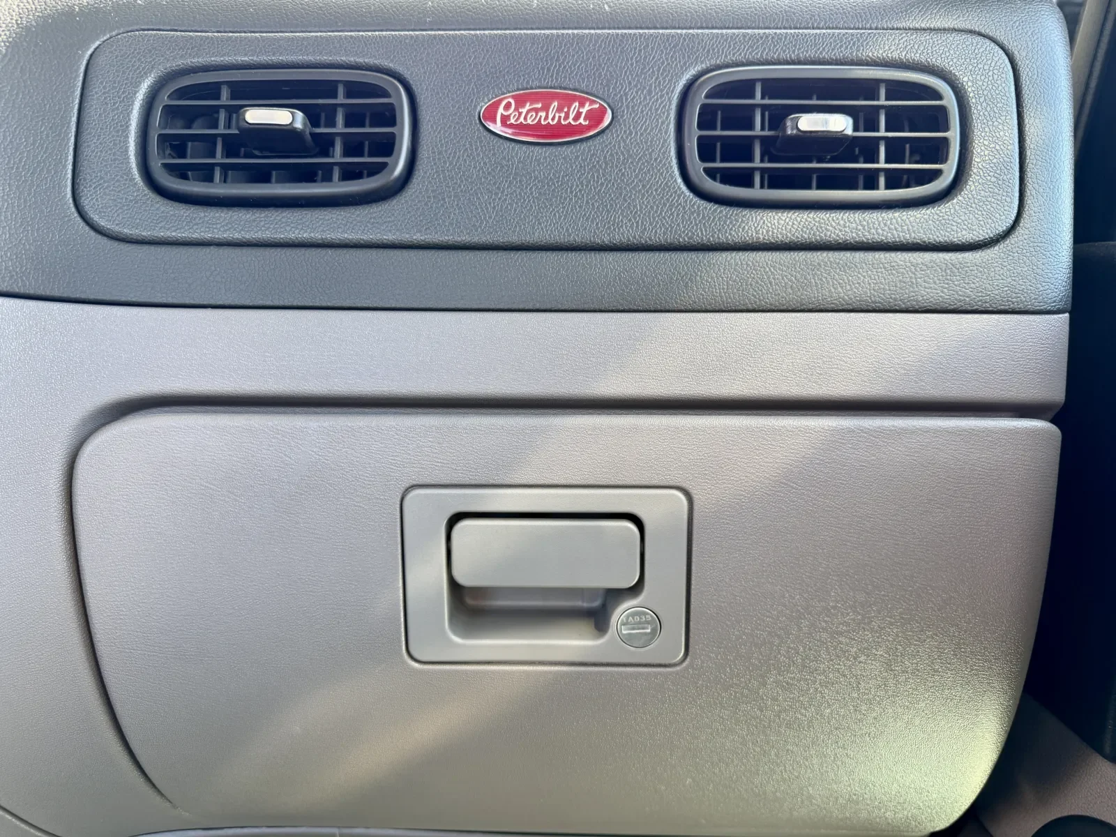 2023 Peterbilt 389 in New Lenox, IL — photo 19