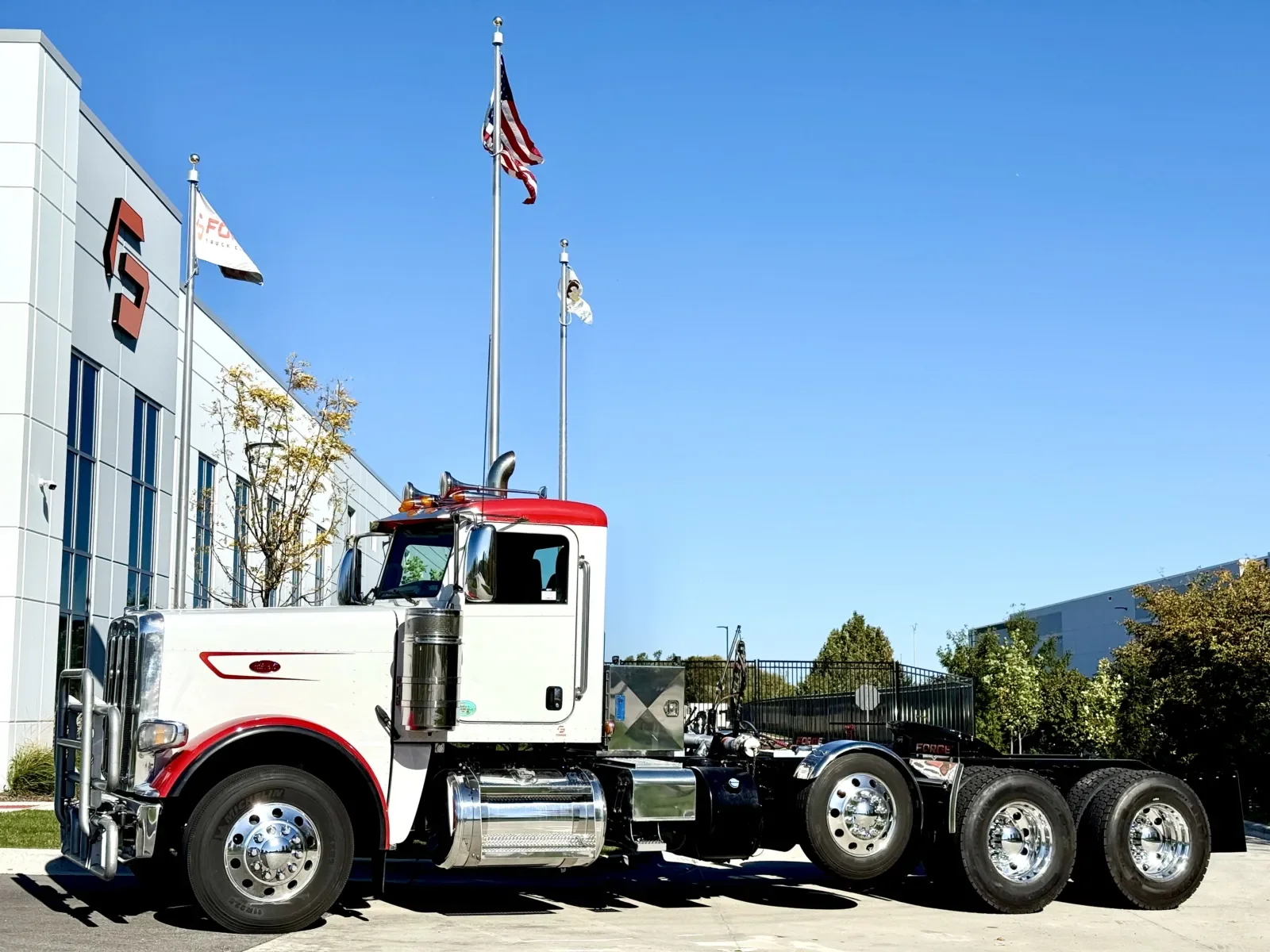 2023 Peterbilt 389 in New Lenox, IL