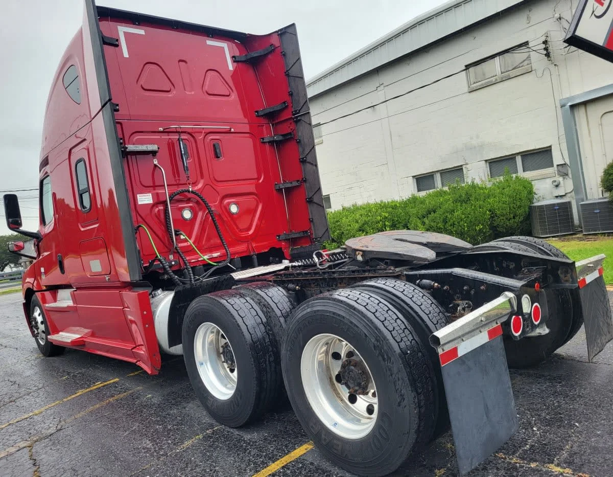 2020 Freightliner Cascadia in Jacksonville, FL — photo 4
