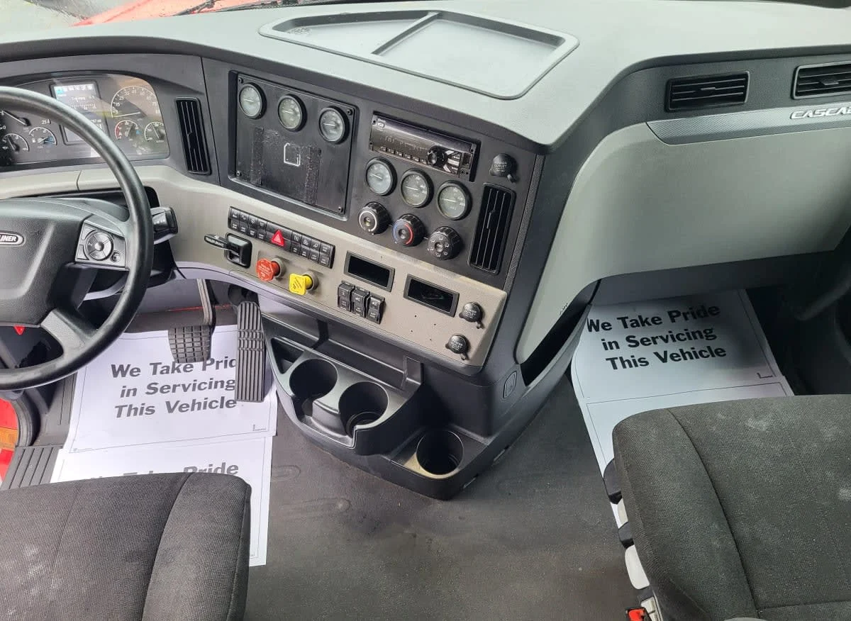 2020 Freightliner Cascadia in Jacksonville, FL — photo 10