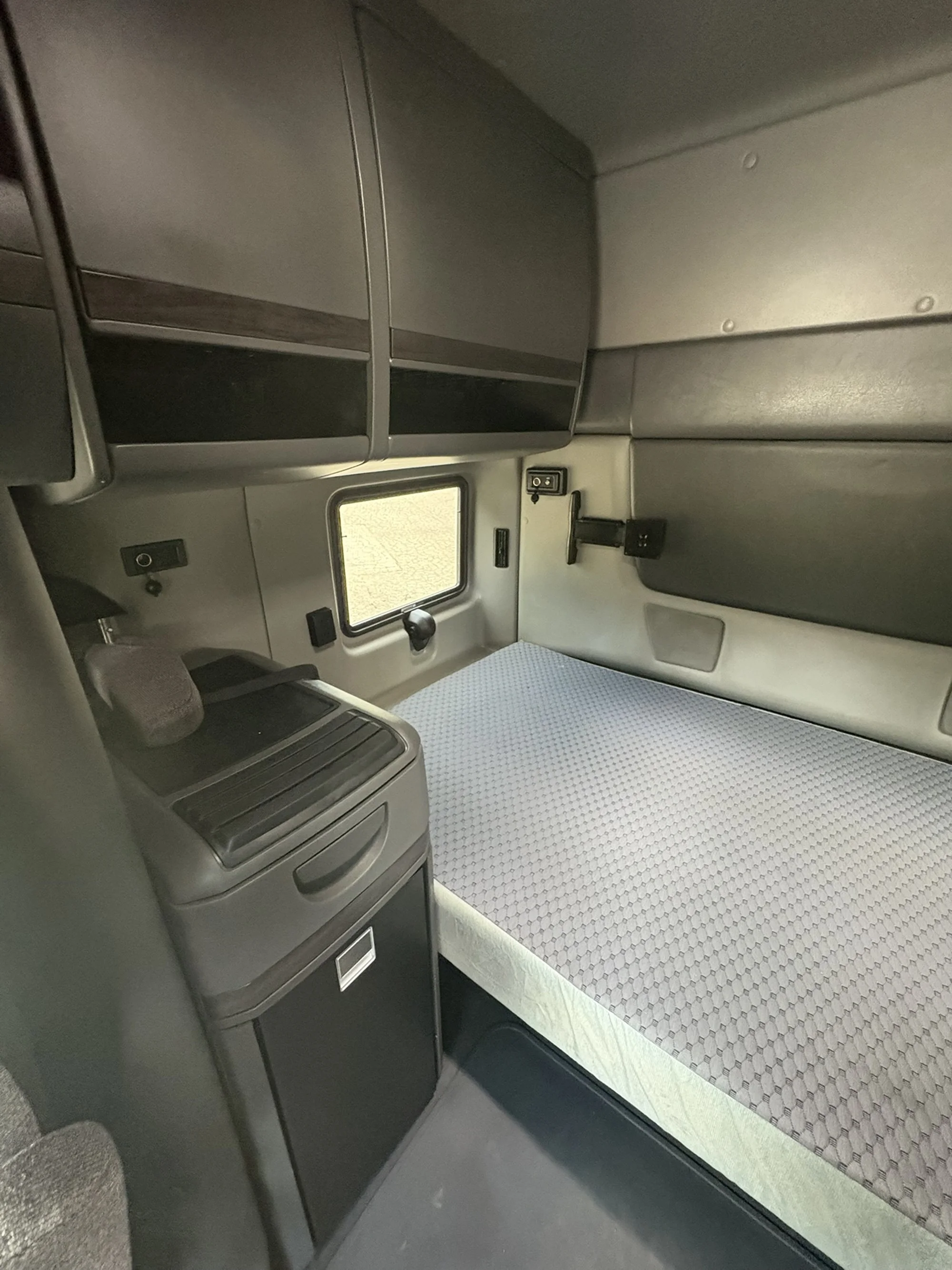 2025 International LT in MI — photo 22