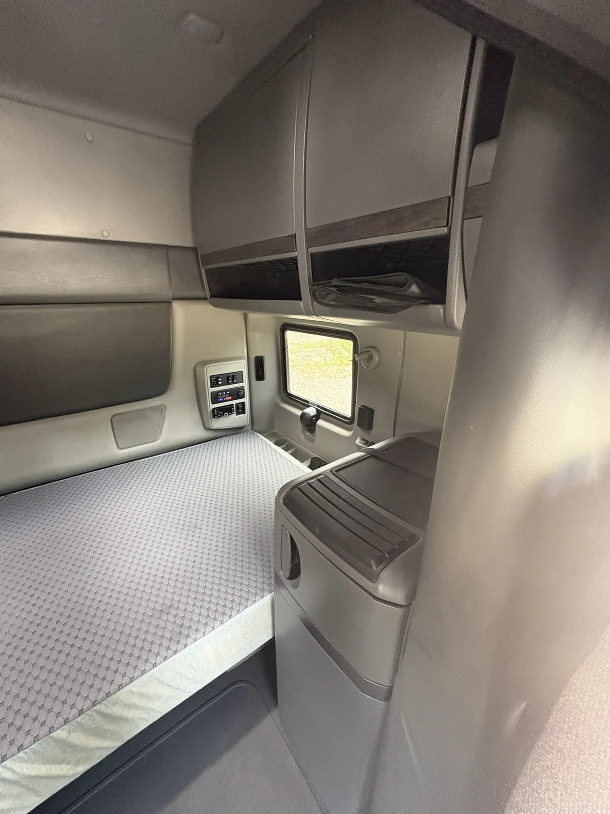 2025 International LT in MI — photo 21