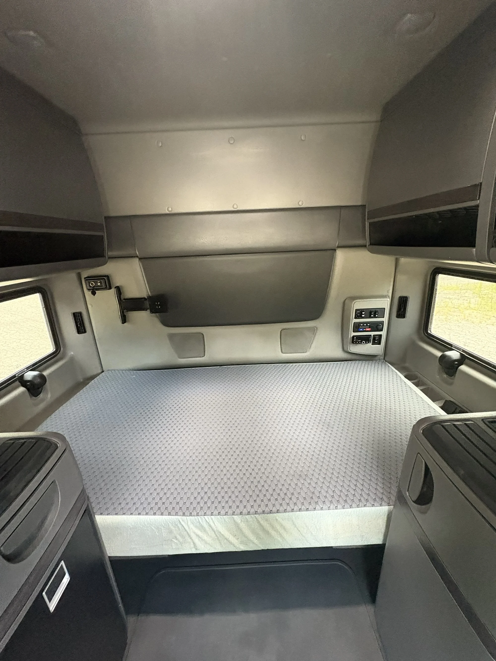 2025 International LT in MI — photo 20