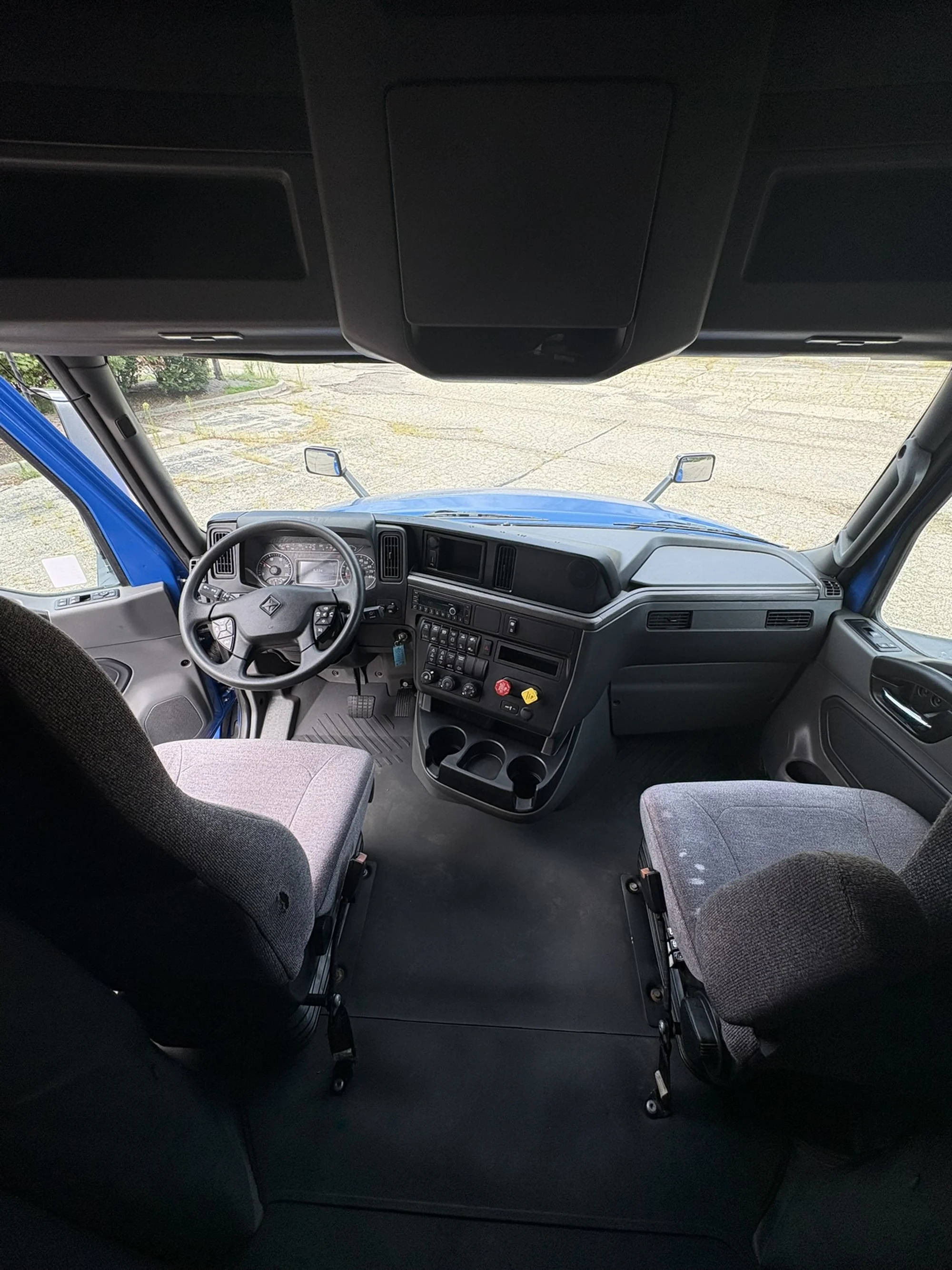 2025 International LT in MI — photo 19