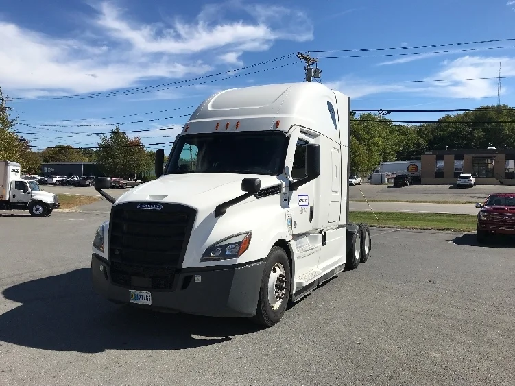 2022 Freightliner Cascadia in Londonderry, NH — photo 3