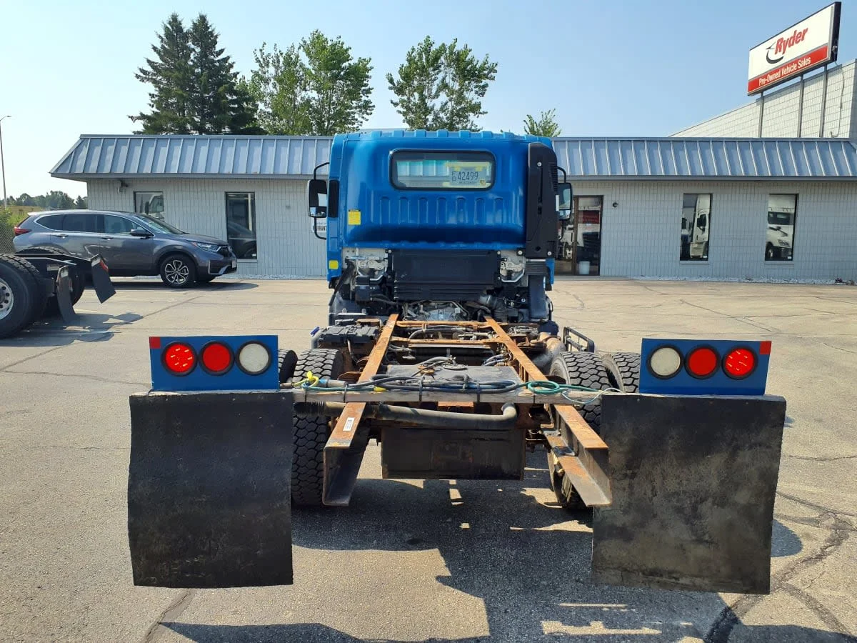 2017 Isuzu NQR - image 5