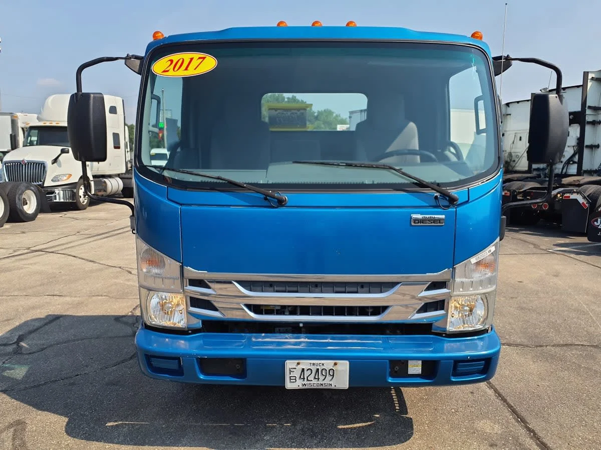 2017 Isuzu NQR in Oak Creek, WI — photo 2