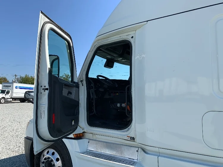 2021 Freightliner Cascadia in Greensboro, NC — photo 9