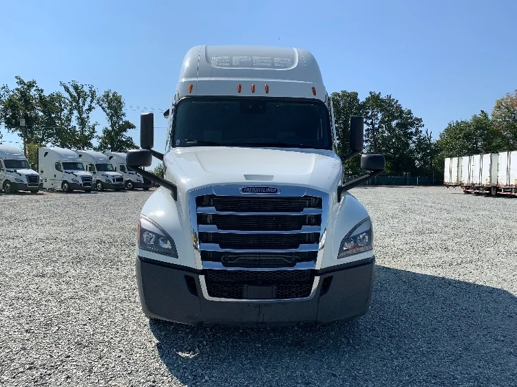 2021 Freightliner Cascadia in Greensboro, NC — photo 2