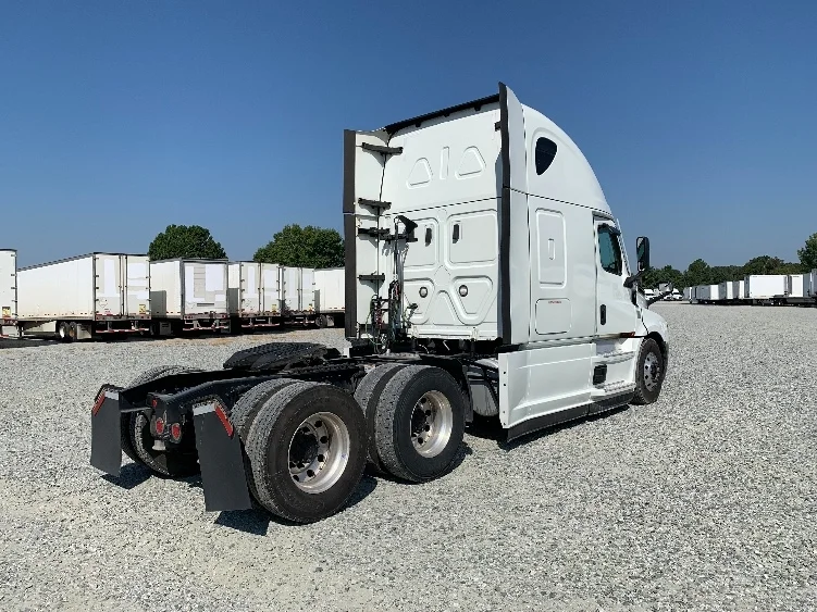 2021 Freightliner Cascadia in Greensboro, NC — photo 7