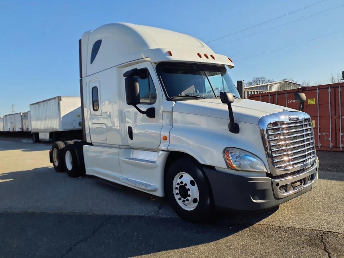 2019 Freightliner Cascadia - image 3