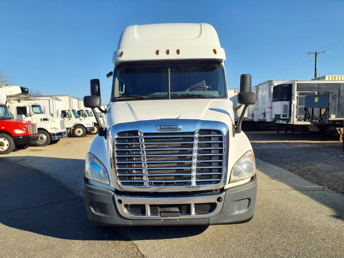 2019 Freightliner Cascadia - image 2