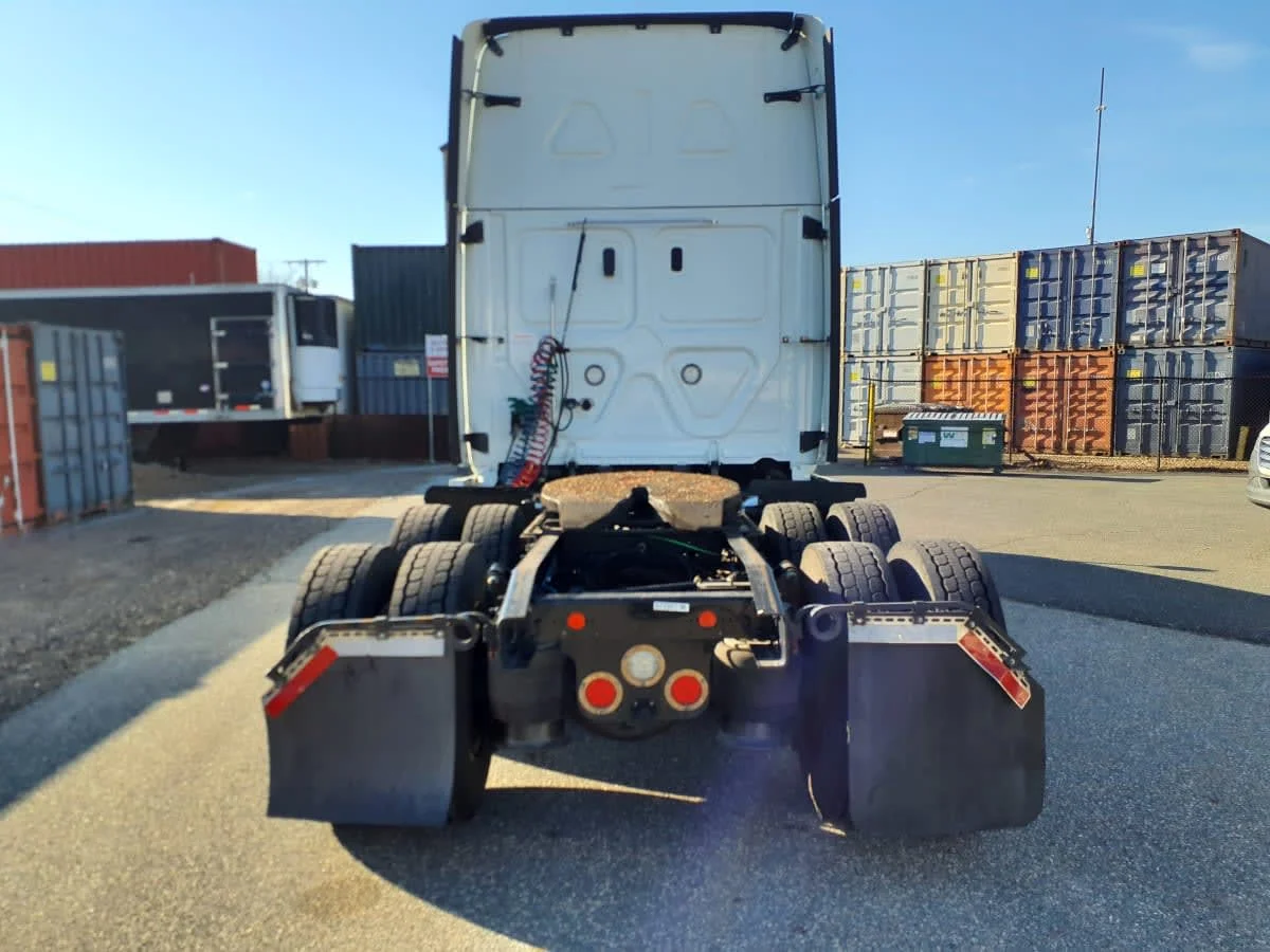 2019 Freightliner Cascadia - image 5