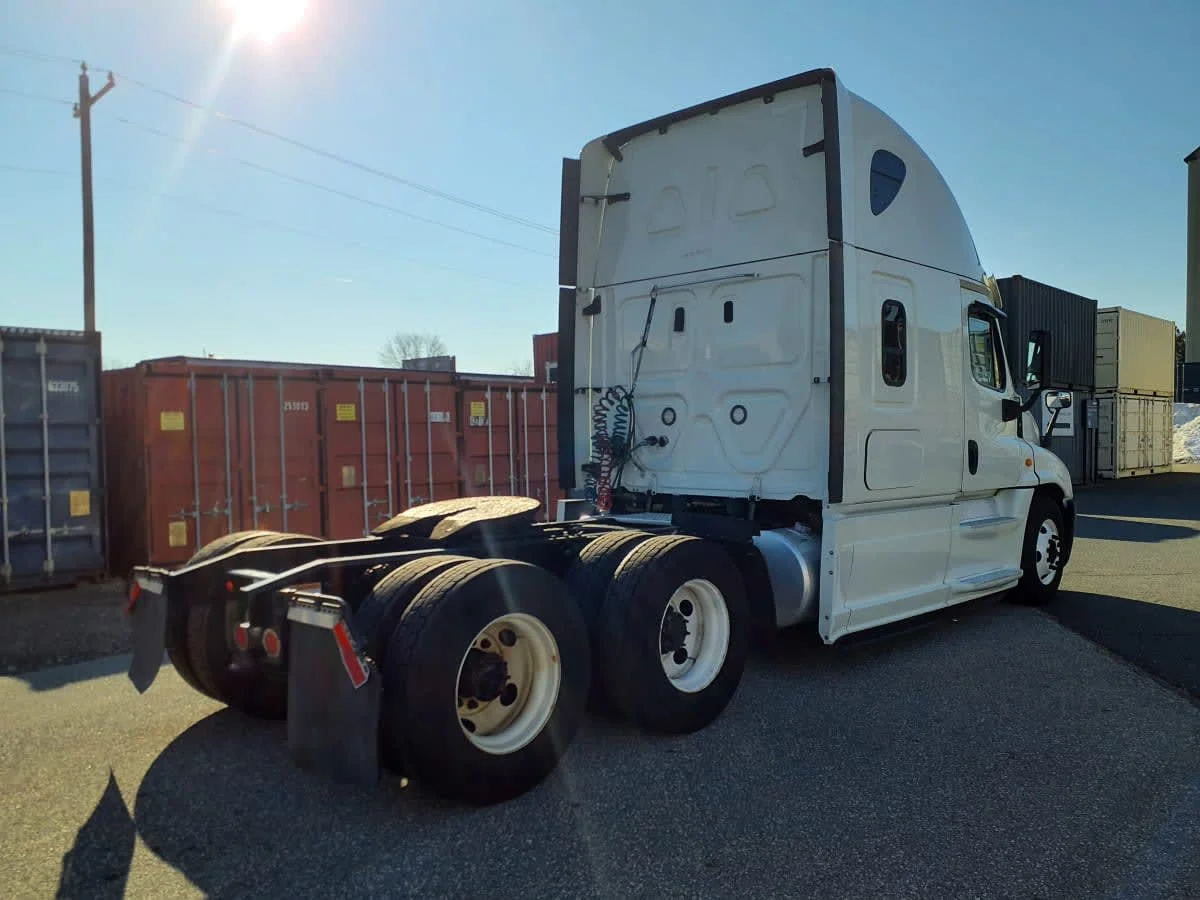 2019 Freightliner Cascadia - image 4