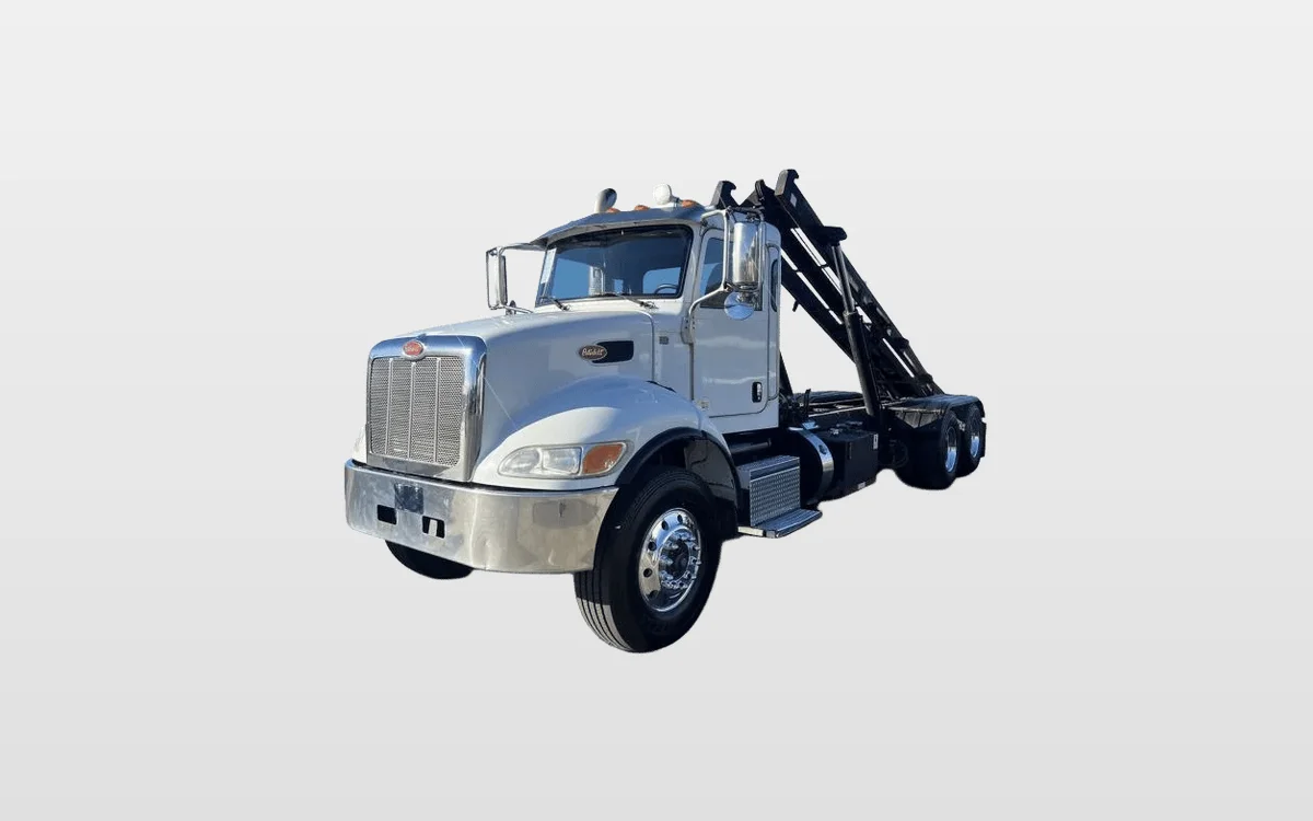 2018 Peterbilt 348 - image 1