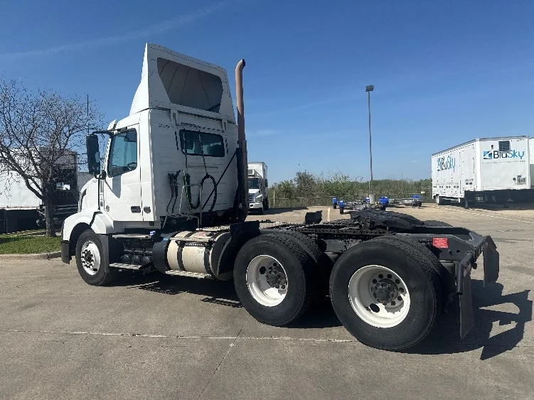 2018 Volvo VNL 300 - image 5
