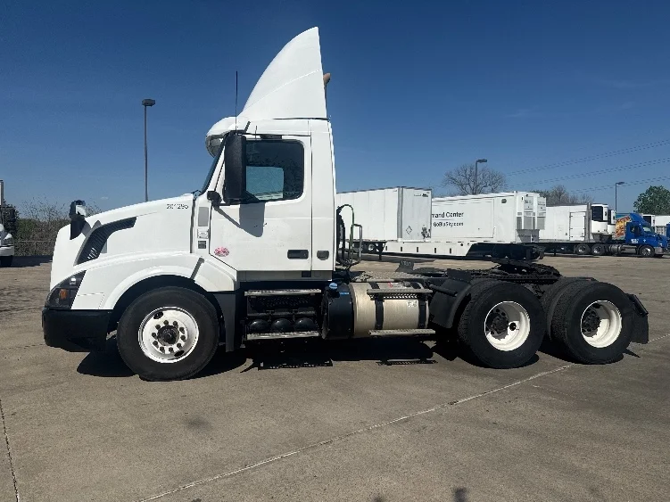 2018 Volvo VNL 300 - image 4
