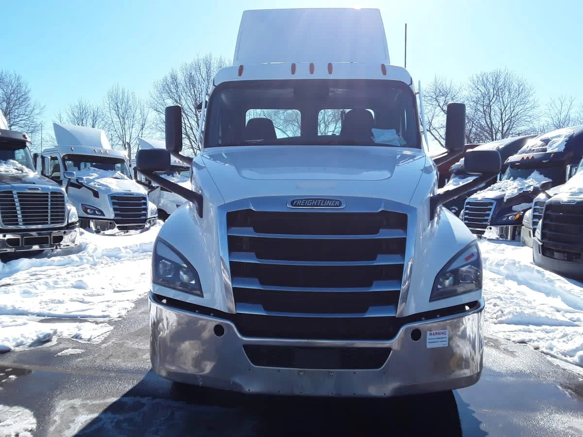 2020 Freightliner Cascadia - image 2