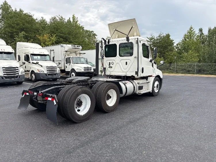2021 Freightliner Cascadia in Greenville, SC — photo 7