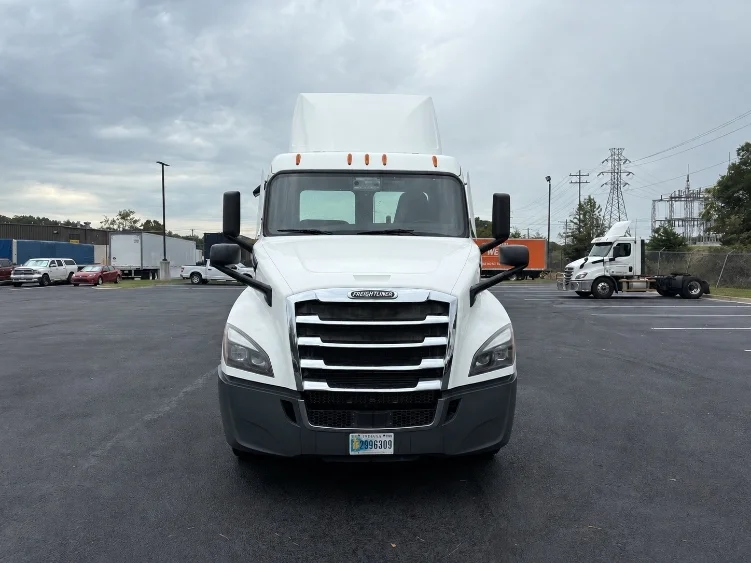 2021 Freightliner Cascadia in Greenville, SC — photo 2
