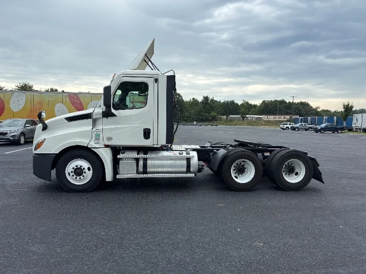 2021 Freightliner Cascadia in Greenville, SC — photo 4