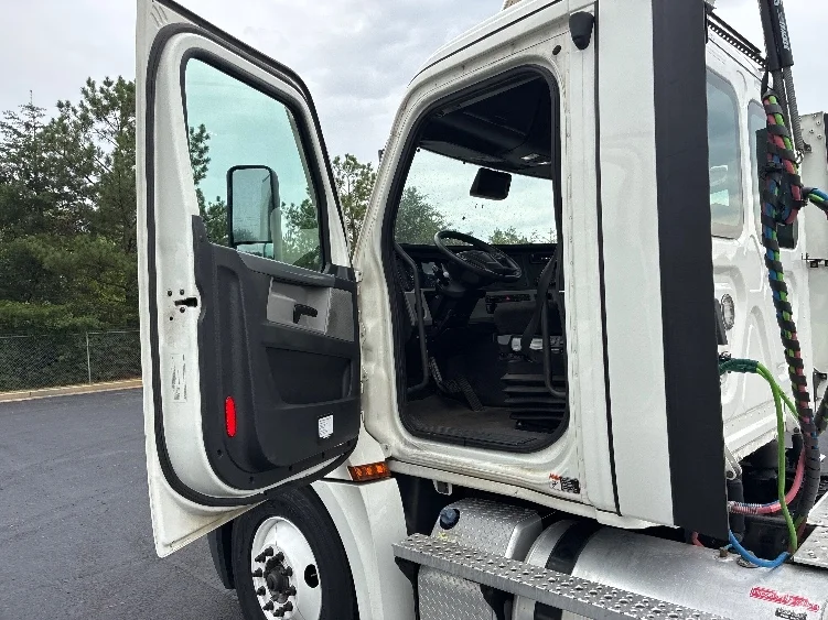 2021 Freightliner Cascadia in Greenville, SC — photo 9