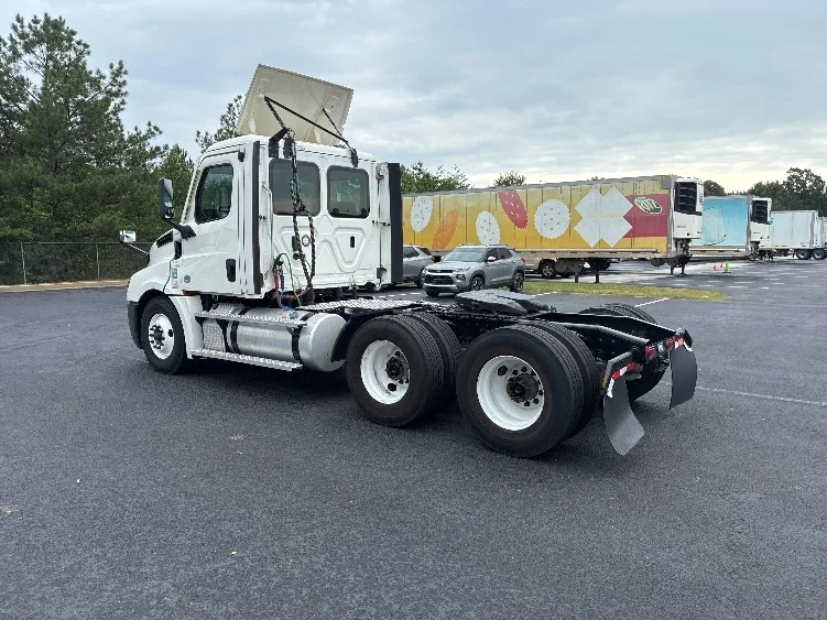2021 Freightliner Cascadia in Greenville, SC — photo 5