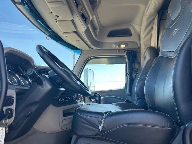 2018 Peterbilt 579 - image 9