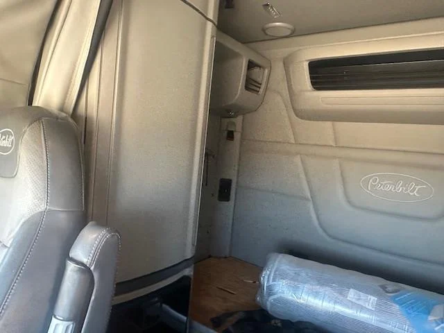 2018 Peterbilt 579 - image 8