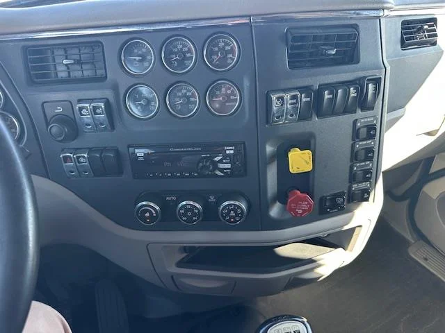 2018 Peterbilt 579 - image 11