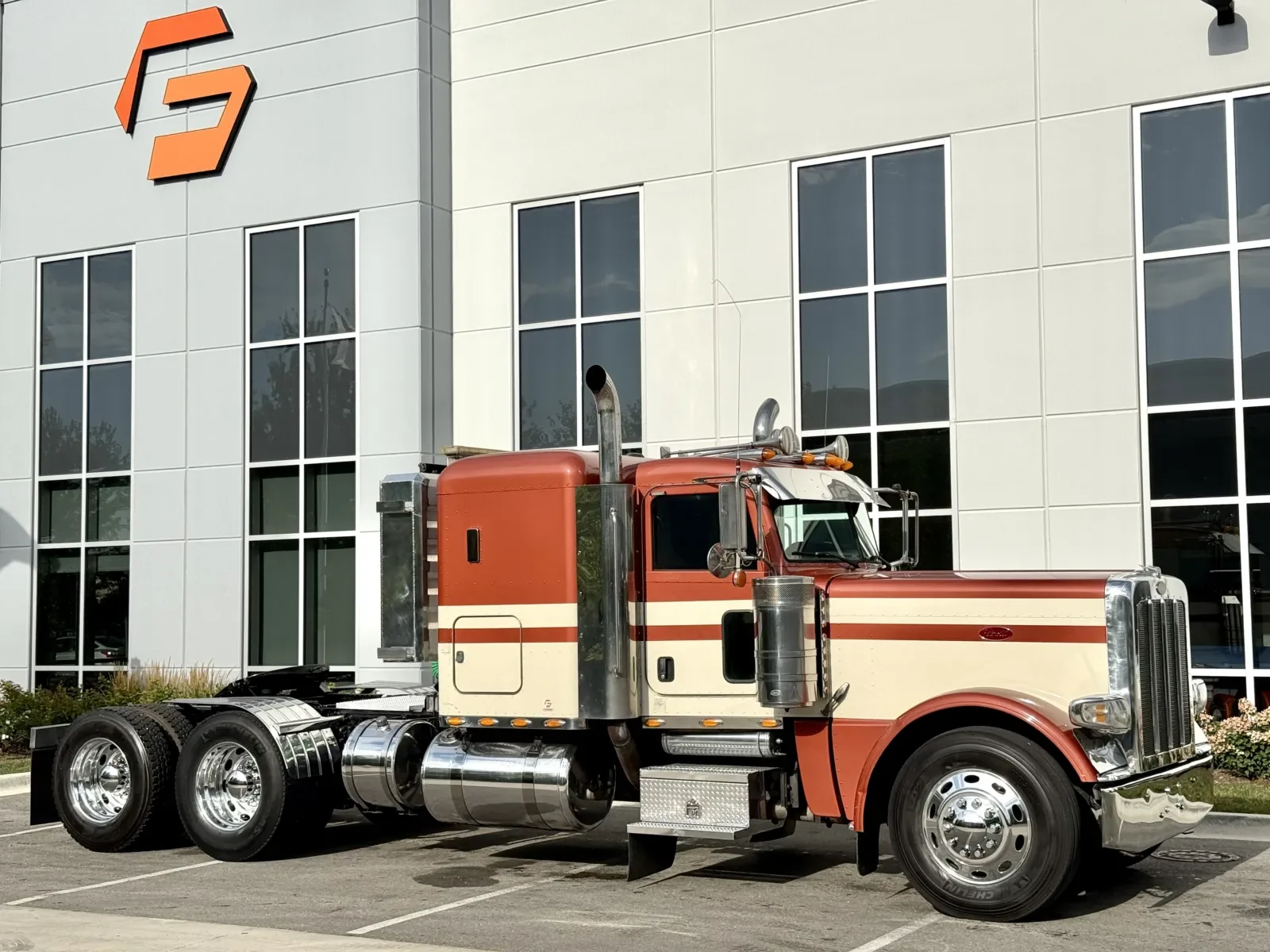 2012 Peterbilt 389 in New Lenox, IL — photo 2