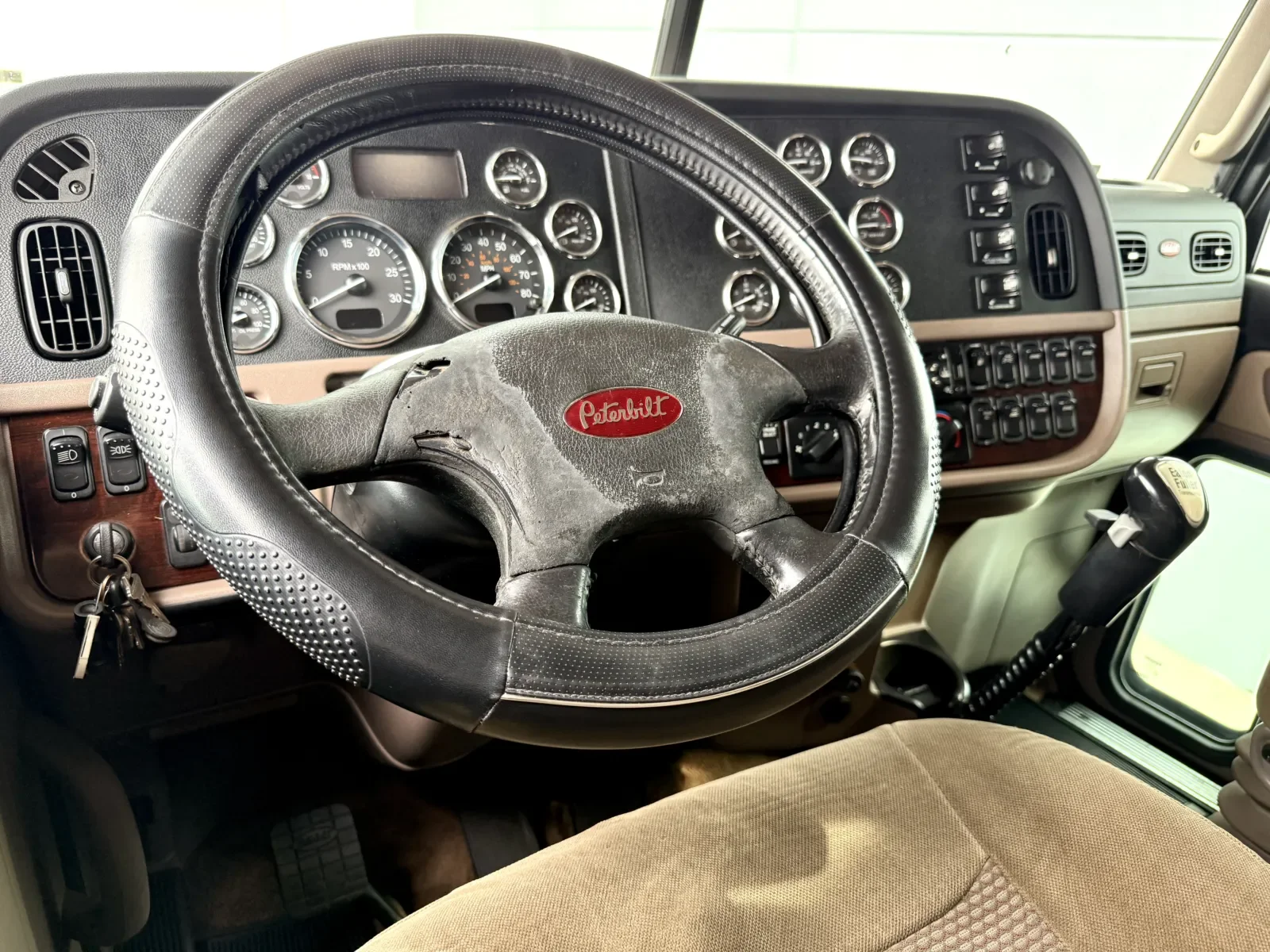 2012 Peterbilt 389 in New Lenox, IL — photo 15