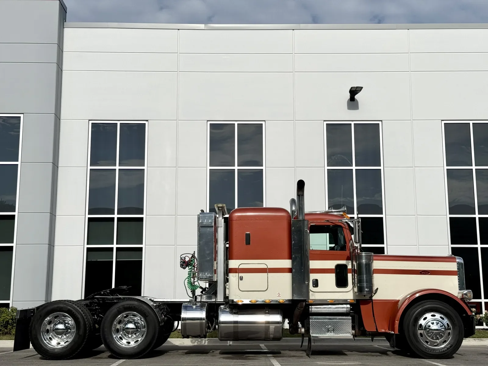 2012 Peterbilt 389 in New Lenox, IL — photo 3