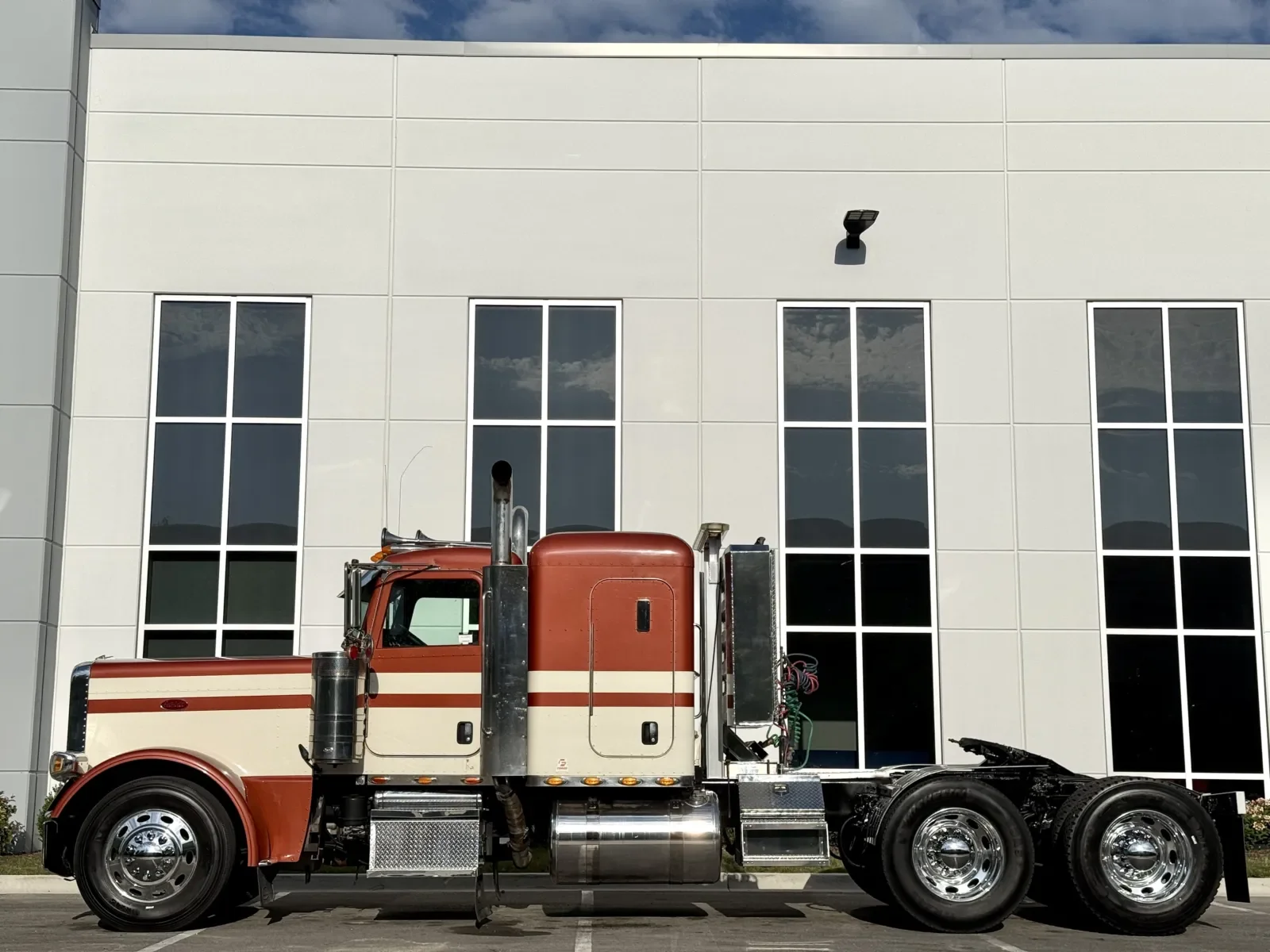 2012 Peterbilt 389 in New Lenox, IL — photo 4