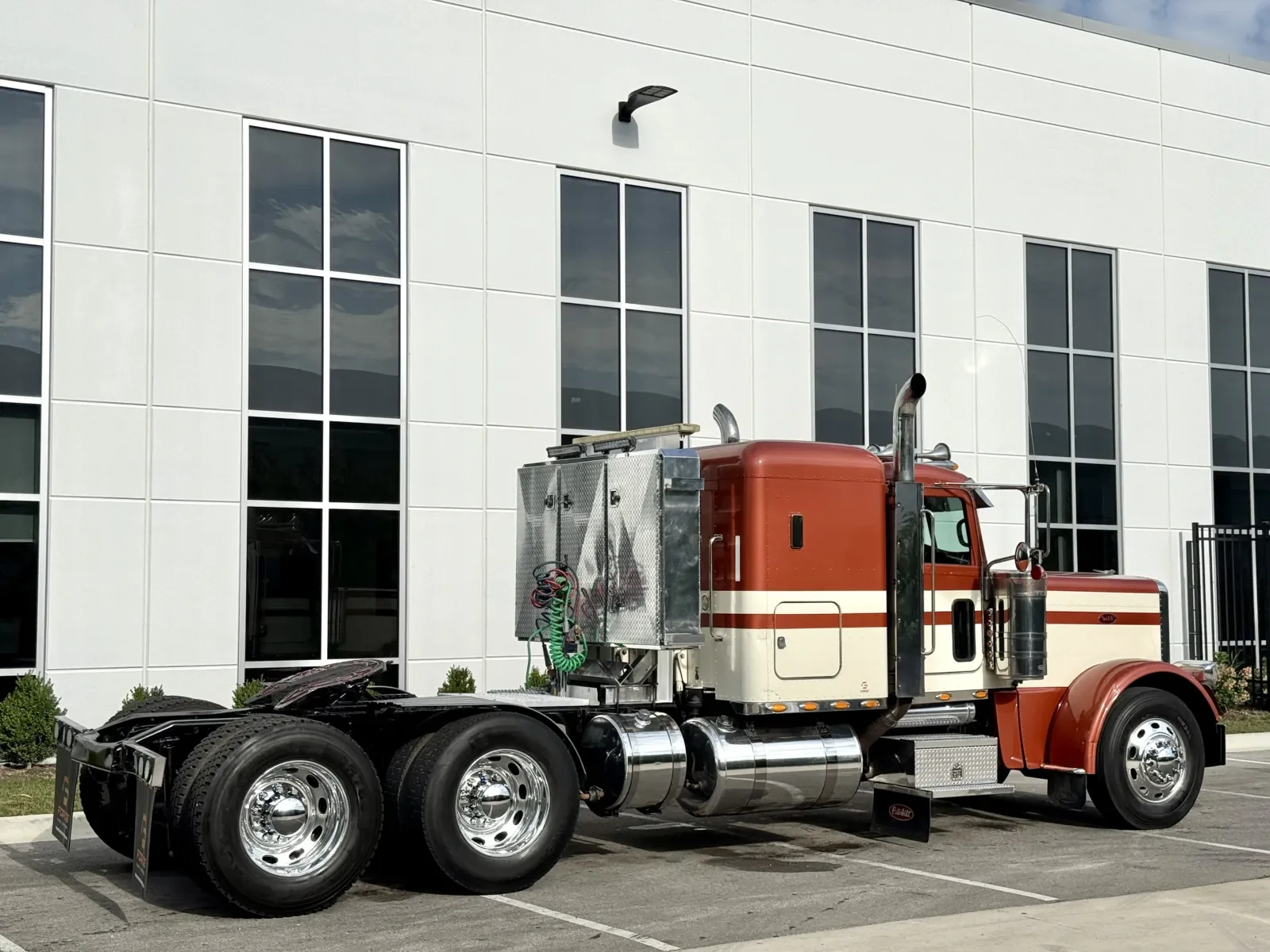 2012 Peterbilt 389 in New Lenox, IL — photo 5