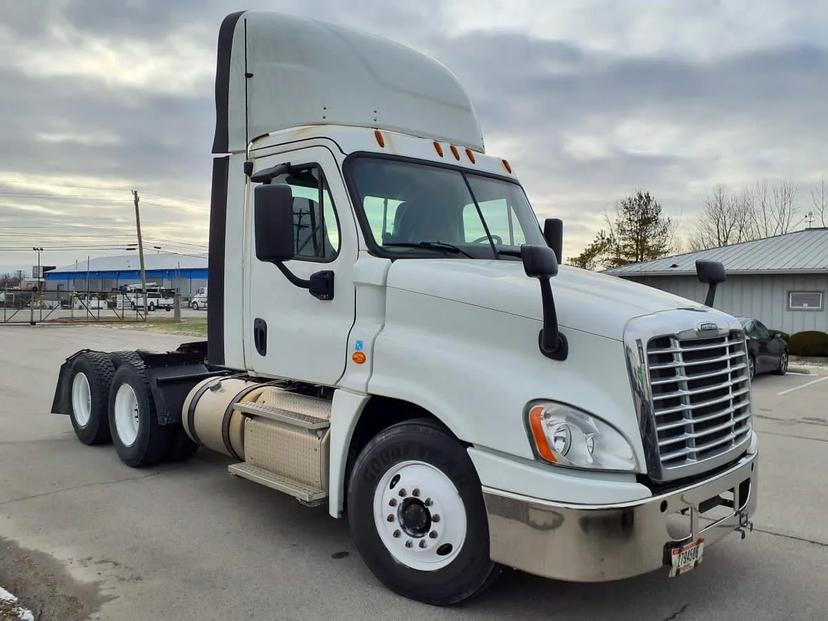 2019 Freightliner Cascadia in Indianapolis, IN — photo 3