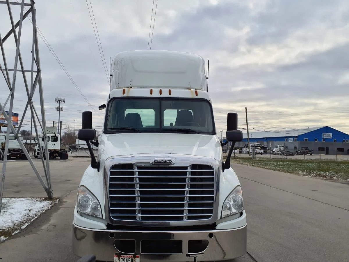 2019 Freightliner Cascadia in Indianapolis, IN — photo 2