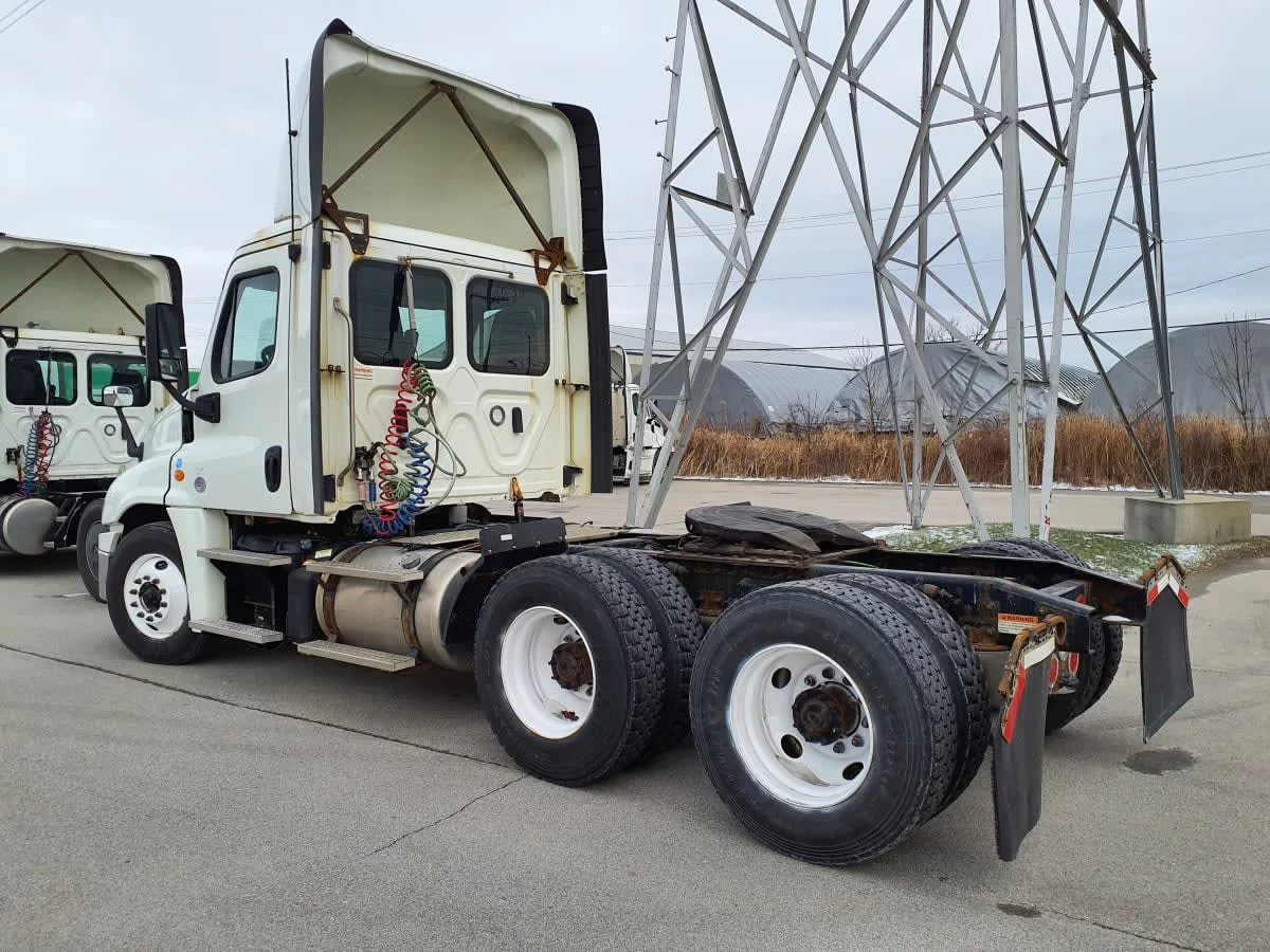 2019 Freightliner Cascadia in Indianapolis, IN — photo 6