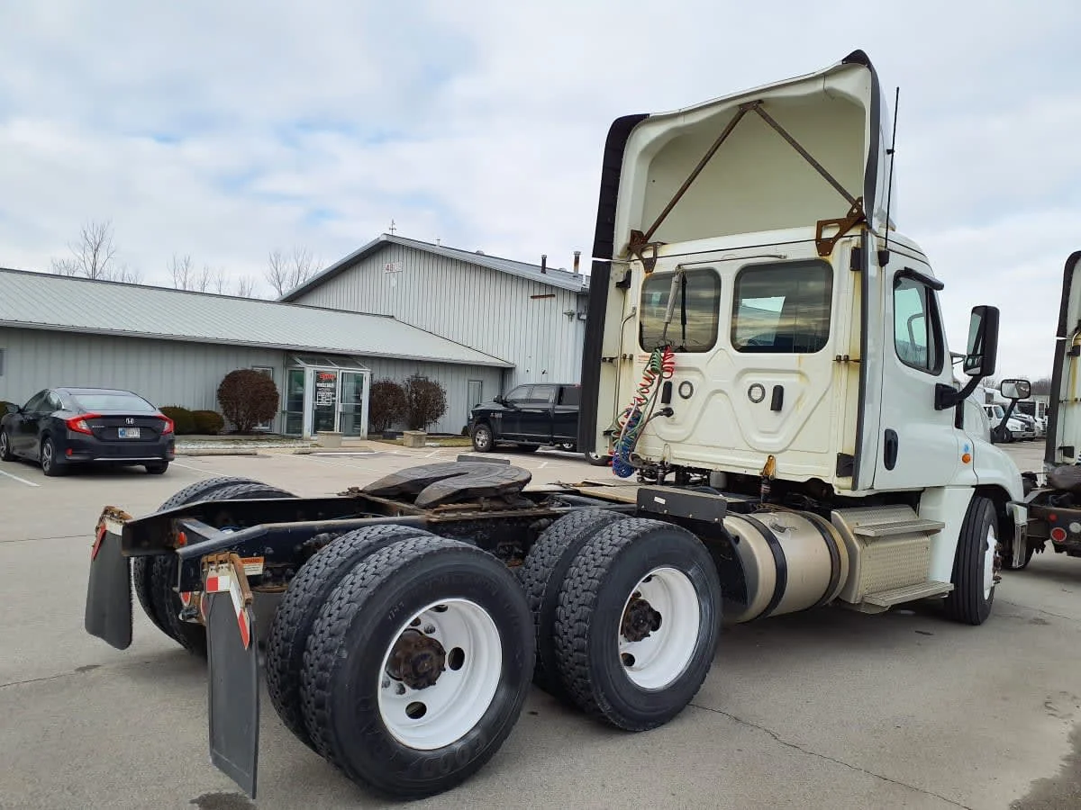 2019 Freightliner Cascadia in Indianapolis, IN — photo 4