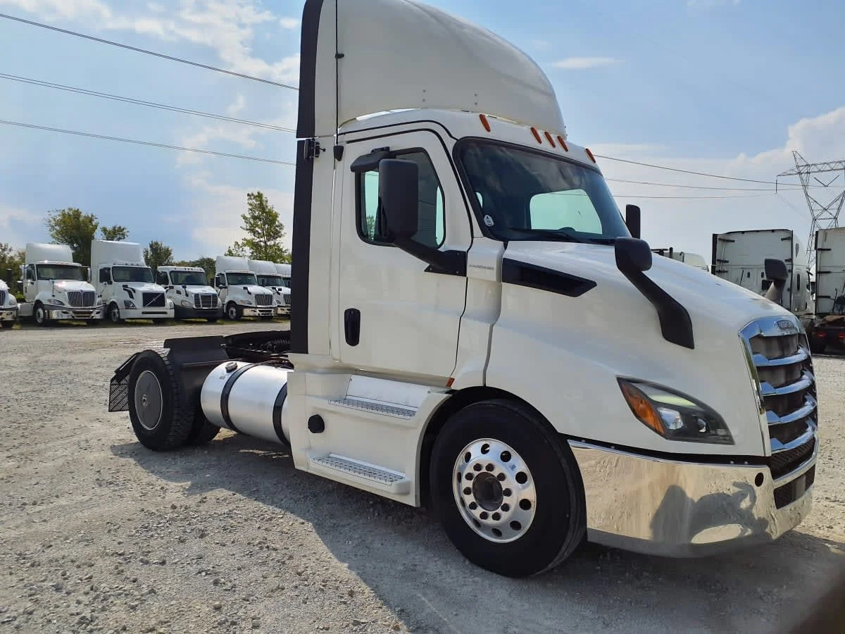 2020 Freightliner Cascadia - image 3