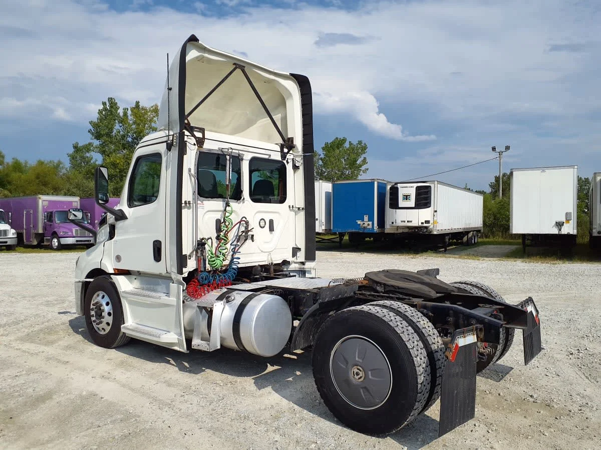 2020 Freightliner Cascadia - image 6