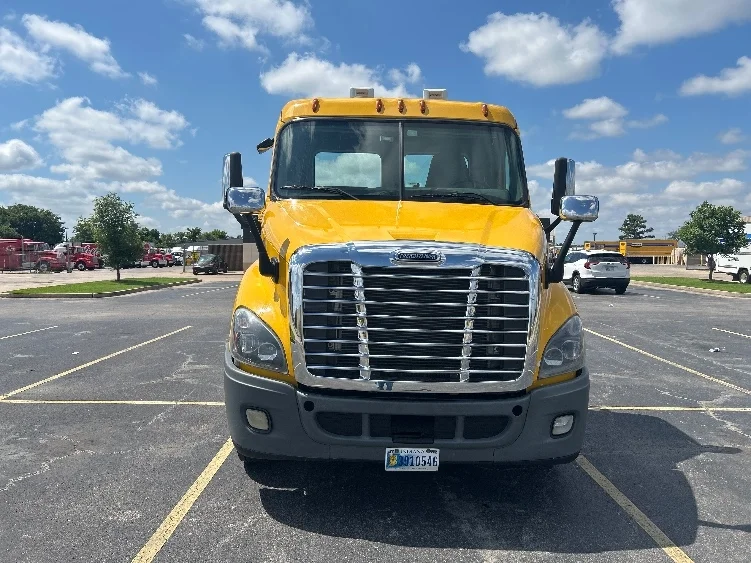 2019 Freightliner Cascadia in Tulsa, OK — photo 2