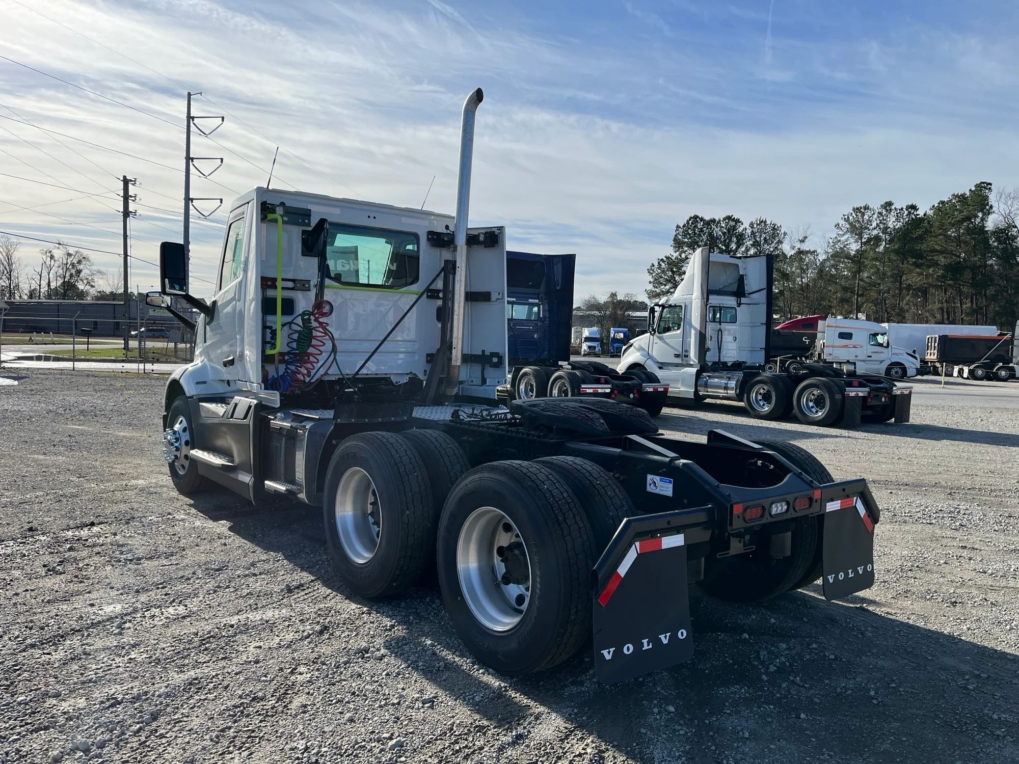 2025 Volvo VNL 300 - image 4