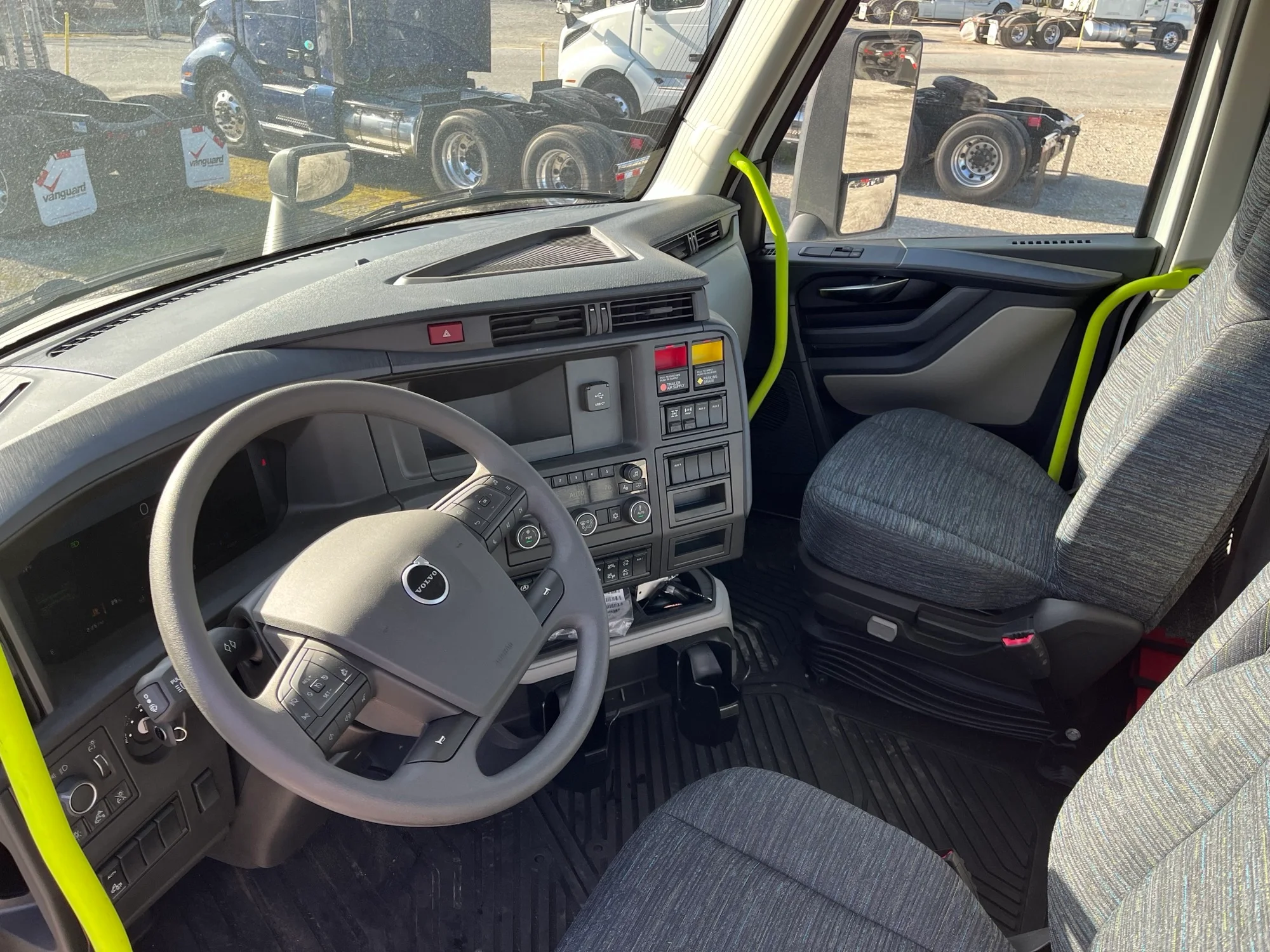 2025 Volvo VNL 300 - image 5