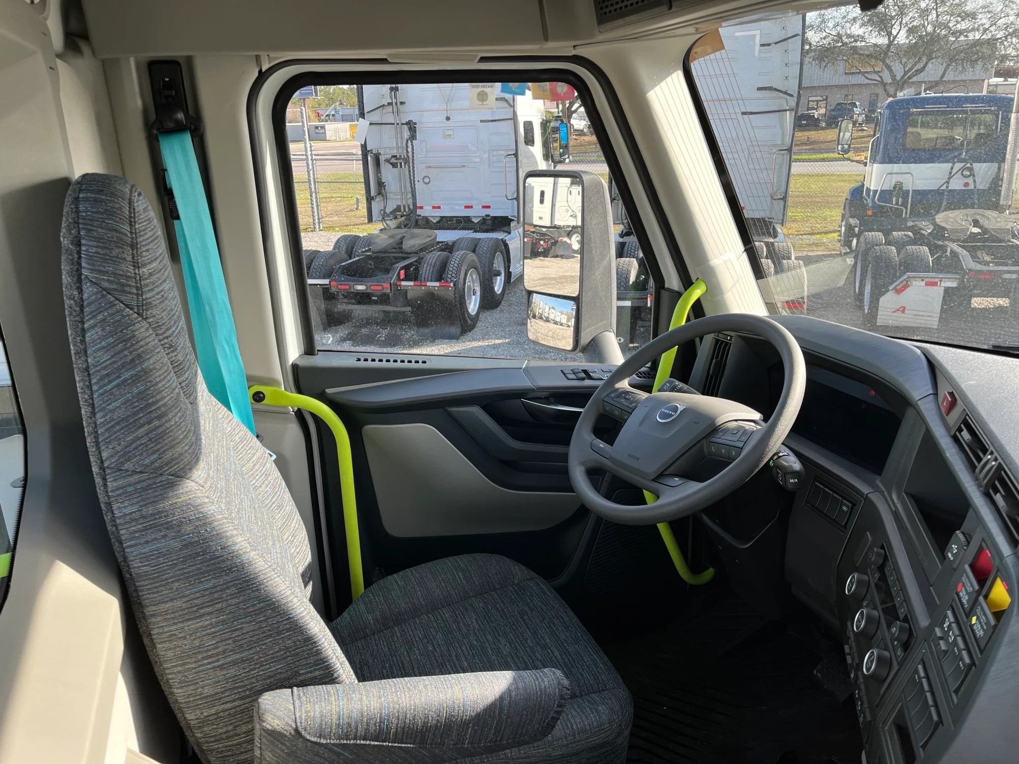 2025 Volvo VNL 300 in Adairsville, GA — photo 6