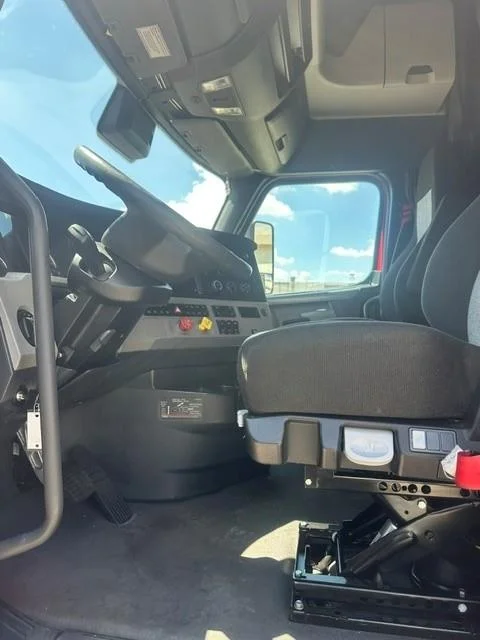 2022 Freightliner Cascadia — photo 4