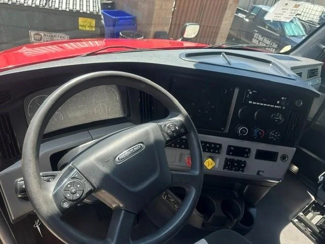 2022 Freightliner Cascadia — photo 10